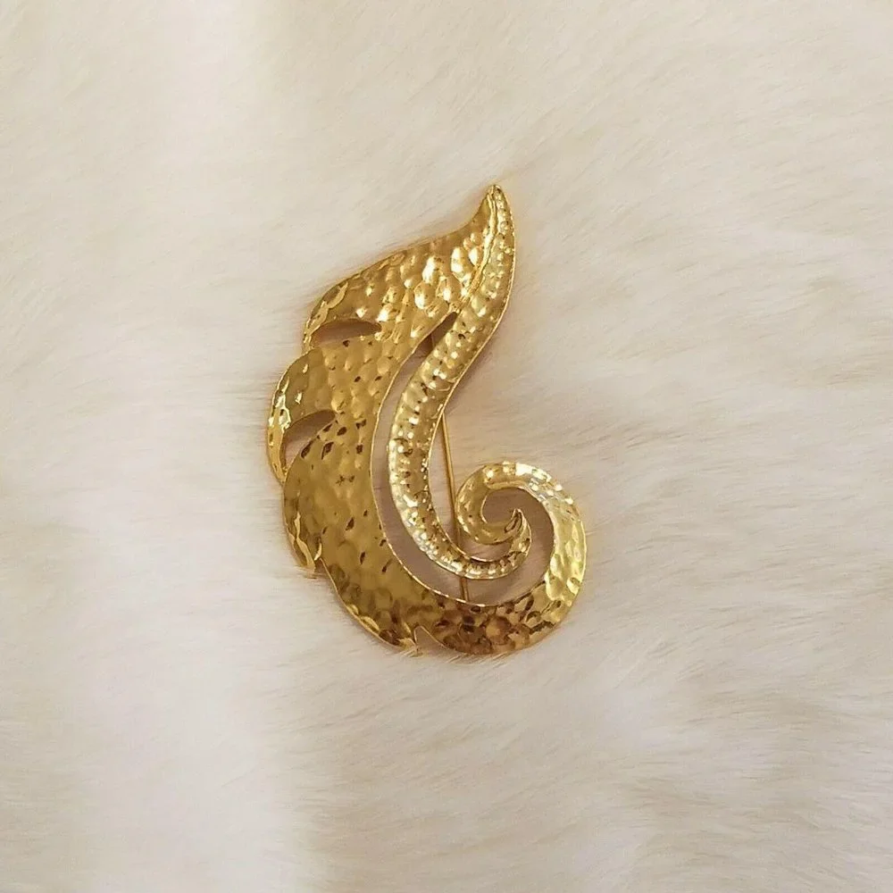 Modernist Leaf Brooch Gold Swirl Pin Hammered Textured Open Work Artsy Boho 2911